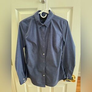 Banana Republic size 6 long sleeve shirt in Heather blue. Non-Iron Strech